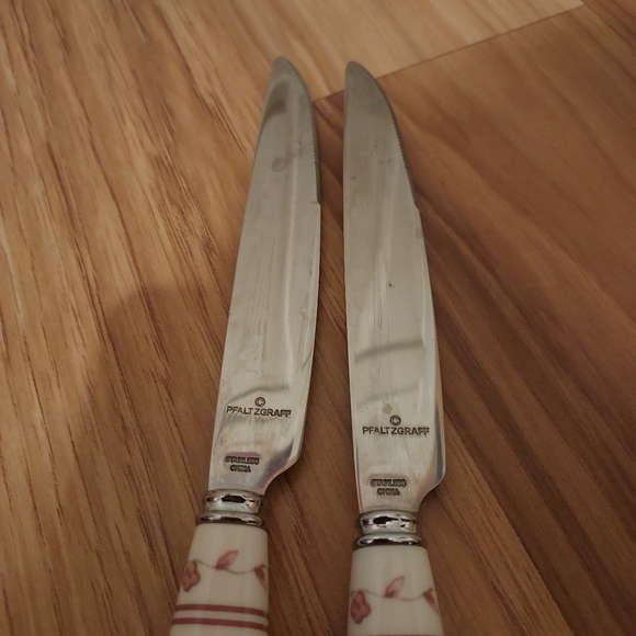 Pfaltzgraff Flatware Delicious Apple Stainless Steel Two 9.25" Knives - Picture 6 of 6